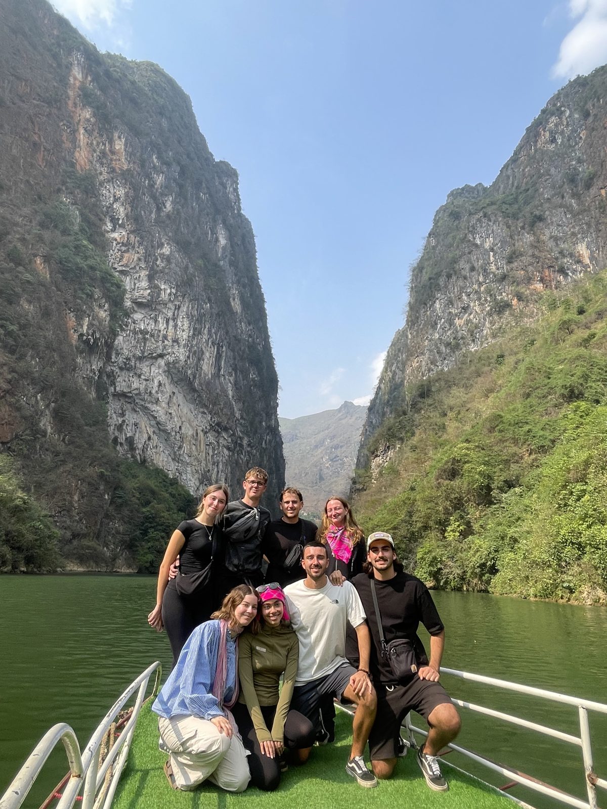 Boat trip through Tu San Canyon on the Nho Que River